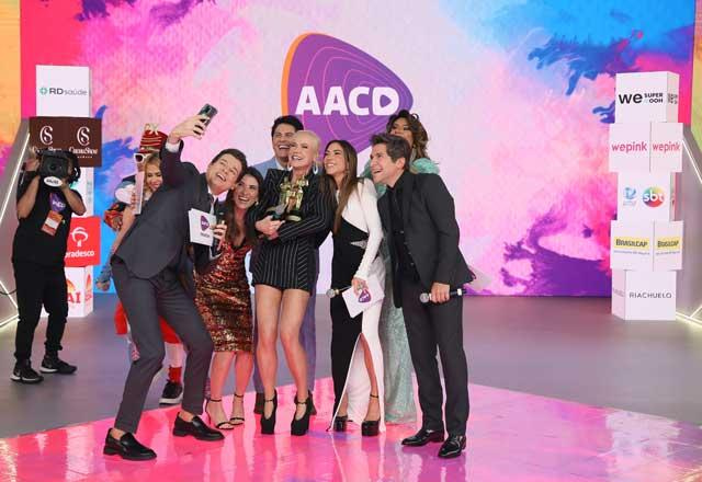 Momento emocionante no Teleton revive conquistas da rainha dos baixinhos