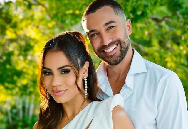 Lexa e Ricardo Vianna posam juntos para foto.