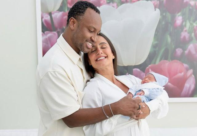 Thiaguinho e Carol Peixinho posam com filho Bento.