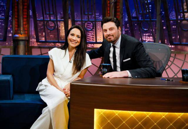 Danilo Gentili posa ao lado de Ju Knust no placo do The Noite