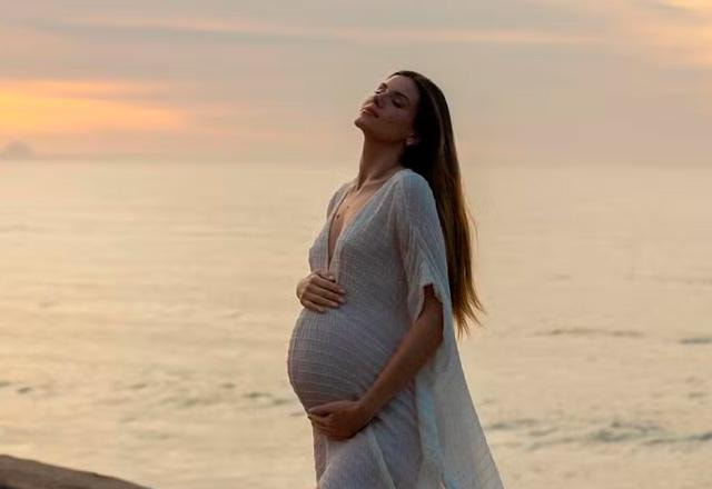 Camila Queiroz posa para foto.