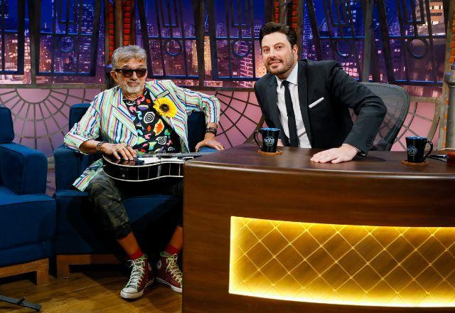 Danilo Gentili posa ao lado de Falcão no palco do The Noite