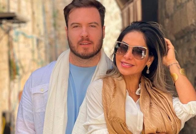 Thiago Nigro e Maira Cardi posam juntos para foto.