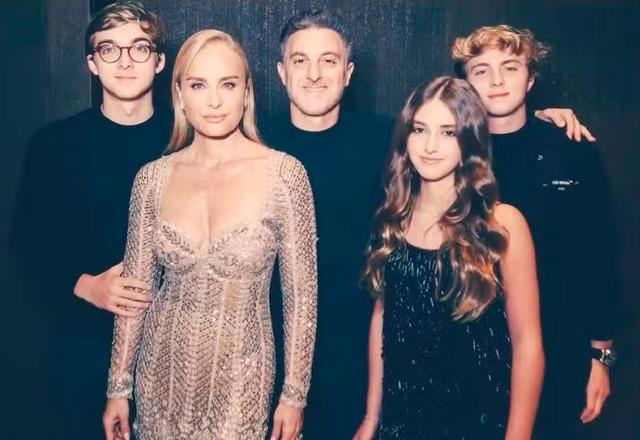 Angelica, Luciano Huck e os filhos posam juntos para foto.