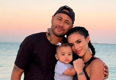 Bruna Biancardi curte dia de sol na piscina com Neymar e as filhas
