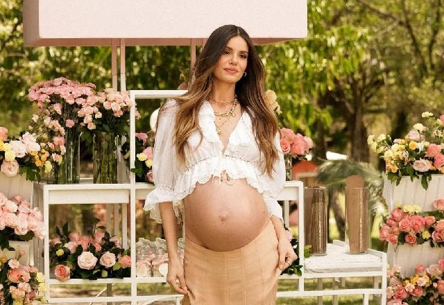 Camila Queiroz e Klebber toledo