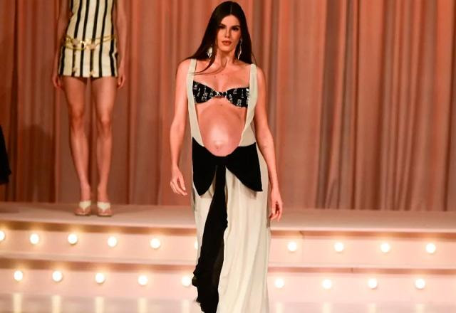 Camila Queiroz desfilando grávida.