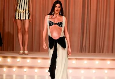 Grávida de 8 meses, Camila Queiroz abre desfile em São Paulo