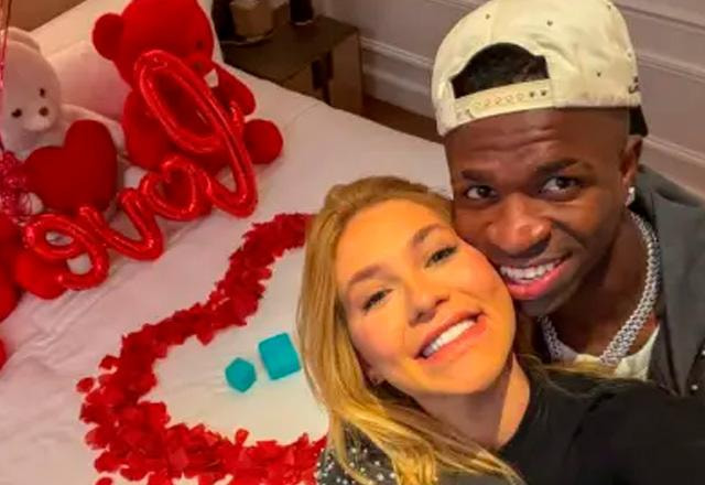 Virginia e Vini Jr posam juntos para foto.