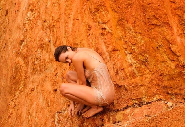 Mariana Ximenes posa para foto.