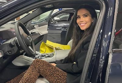 Daniela Albuquerque comemora após quitar carro de luxo comprado há dois anos