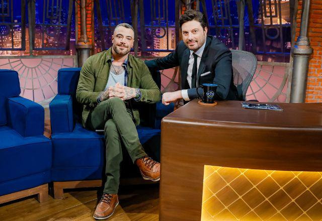 Danilo Gentili posa ao lado de Felipe Titto no palco do The Noite