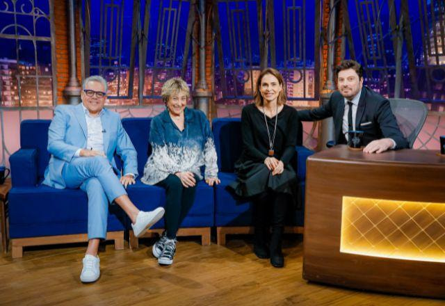 Danilo Gentili posa ao lado de Marcus Montenegro, Silvia Pfeifer e Bárbara Bruno no palco do The Noite
