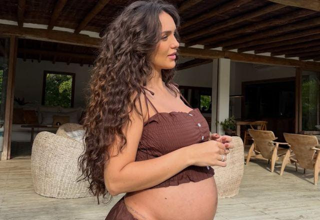 Rafa Kalimann posa para foto mostrando a barriga de grávida.
