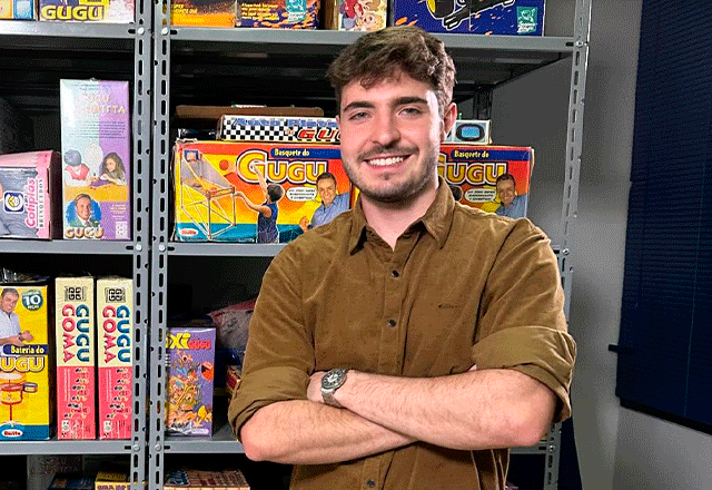 Filho de Gugu celebra aniversário ao lado da mãe em festa caseira