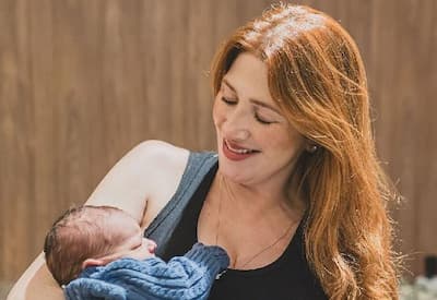 Dani Calabresa celebra 44 anos e mostra pela primeira vez o rostinho do filho Bernardo