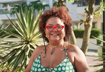 Babi Cruz vai com o namorado à roda de samba no Rio