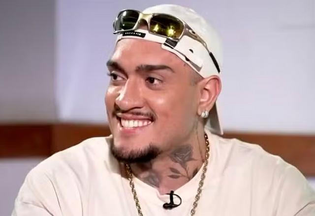 MC Binn posa para foto.