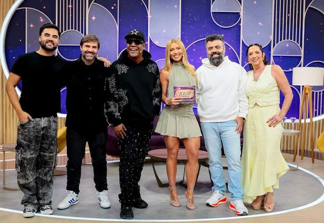 Lucas Guedez, Fábio Rabin, Ma?rcio Victor, da Banda Psirico, Virginia, Igor 3K e Margareth Serrão posam juntos para foto.