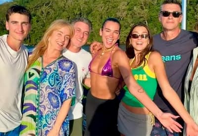 Dua Lipa passeia de barco com Luciano Huck e Angelica em Angra dos Reis