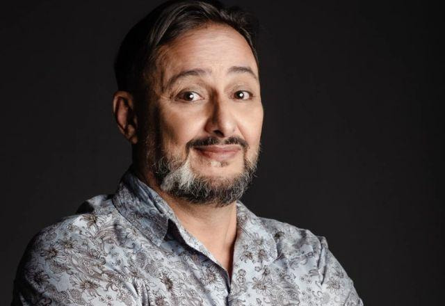 Ator Tony Germano posa para foto.