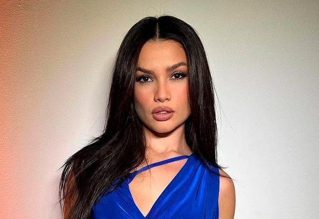 Juliette posa para foto.