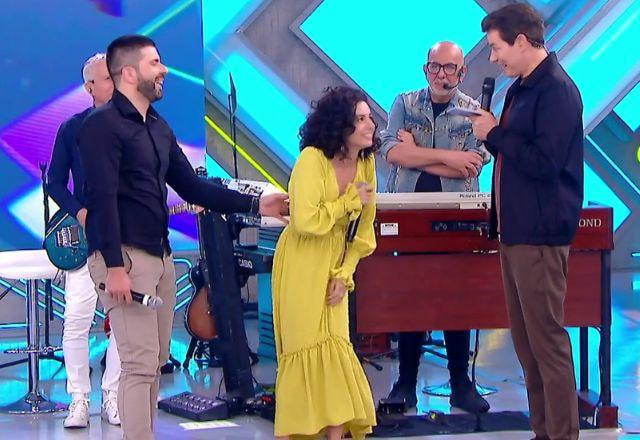 Esposa revela gravidez ao som de Roupa Nova no palco do Domingo Legal