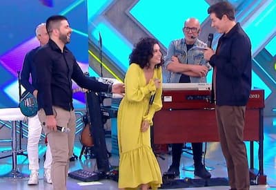 Esposa revela gravidez ao som de Roupa Nova no palco do Domingo Legal