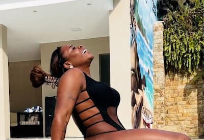 Jojo Todynho esbanja cinturinha fininha com maiô recortado