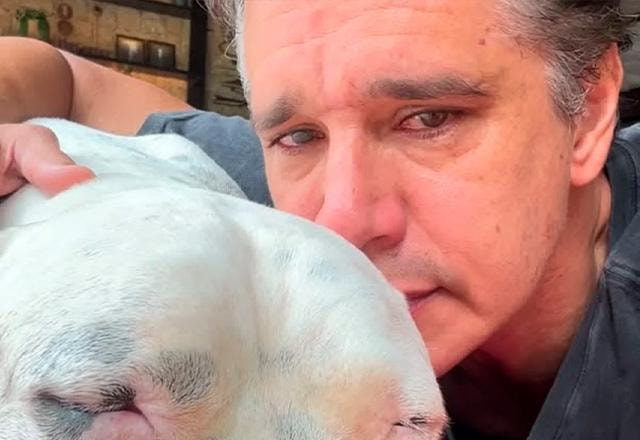 Marcio Garcia e seu cachorro posam juntos para foto.