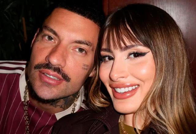 Felipe Ret e Agatha Sá posam juntos para foto.