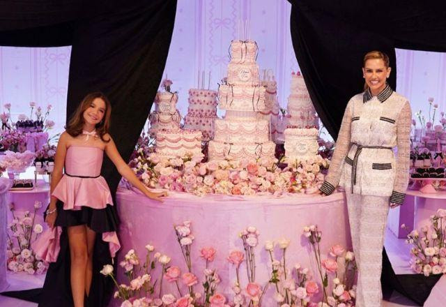 Deborah Secco posa ao lado da filha Maria Flor.