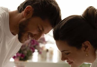 Camila Queiroz e Kleber Toledo anunciam nascimento da filha