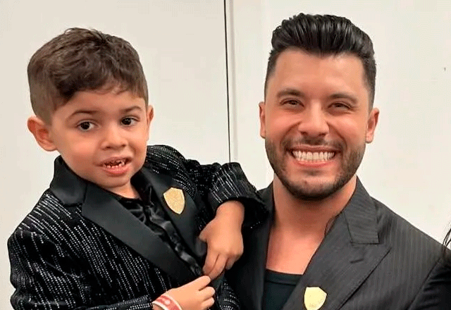 Leo, filho de Marilia Mendonça, no colo do pai, Murilo Huff