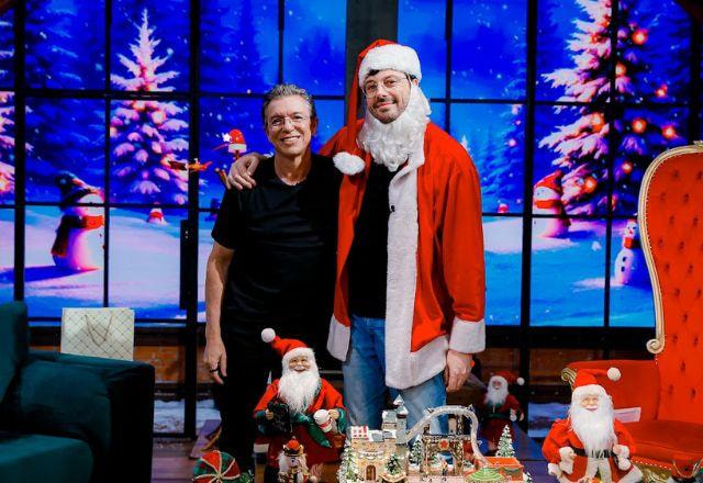 Danilo Gentili posa ao lado de Boninho no palco do The Noite