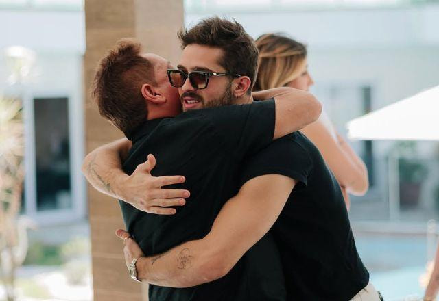 João Guilherme e Leonardo se abraçam em foto.