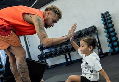 Mavie "invade" treino de Neymar e rouba a cena em fotos fofas