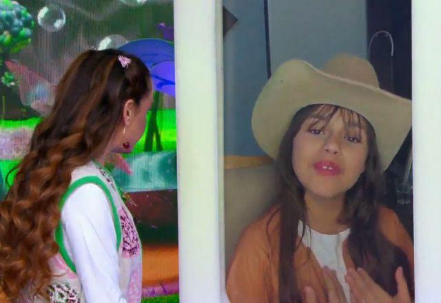 Silvia Abravanel e jovem cantora na tela