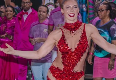 Sheila Mello brilha em ensaio de Carnaval com look ousado