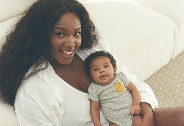 Iza e Nala posam juntas para foto.