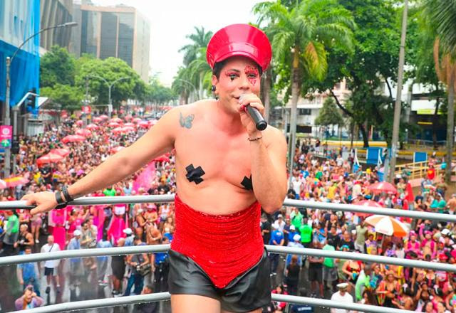 Christian Chávez posa para foto.