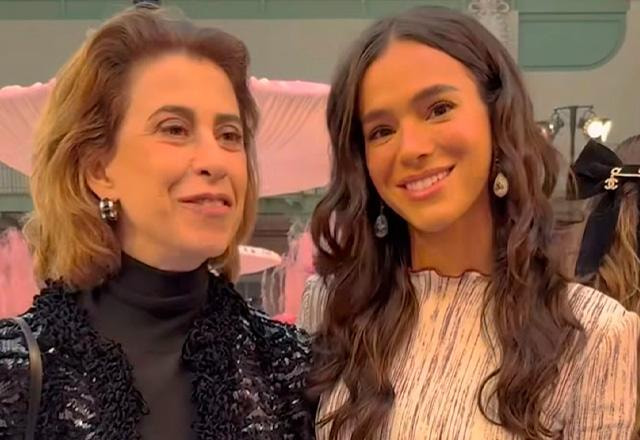 Fernanda Torres e Bruna Marquezine posam juntos para foto.