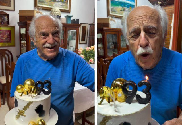 Print do vídeo onde Ary Fontoura segura um bolo de aniversário.