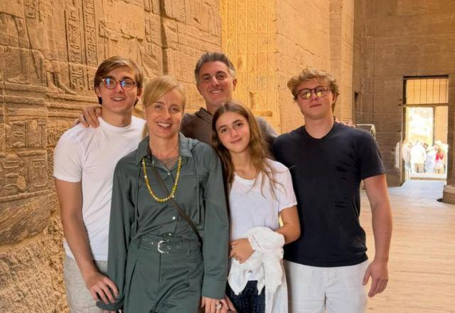 Luciano Huck posa com a família para foto.