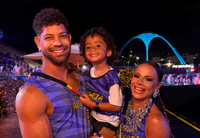 Filho de Viviane Araújo rouba a cena ao entrar na Sapucaí com 3 anos