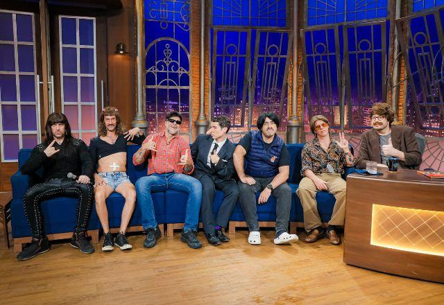 Elenco de Hermes e Renato no palco com Danilo Gentili