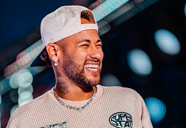 Neymar Jr compartilha foto rara ao lado das três filhas