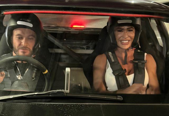 Gracyanne encara drift com o namorado e brinca com seguidores: "Rindo de nervoso"