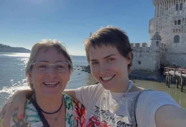 Letícia Colin posa com a mãe.