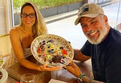 Maurício Mattar celebra 10 anos de casamento com surpresa romântica em restaurante japonês